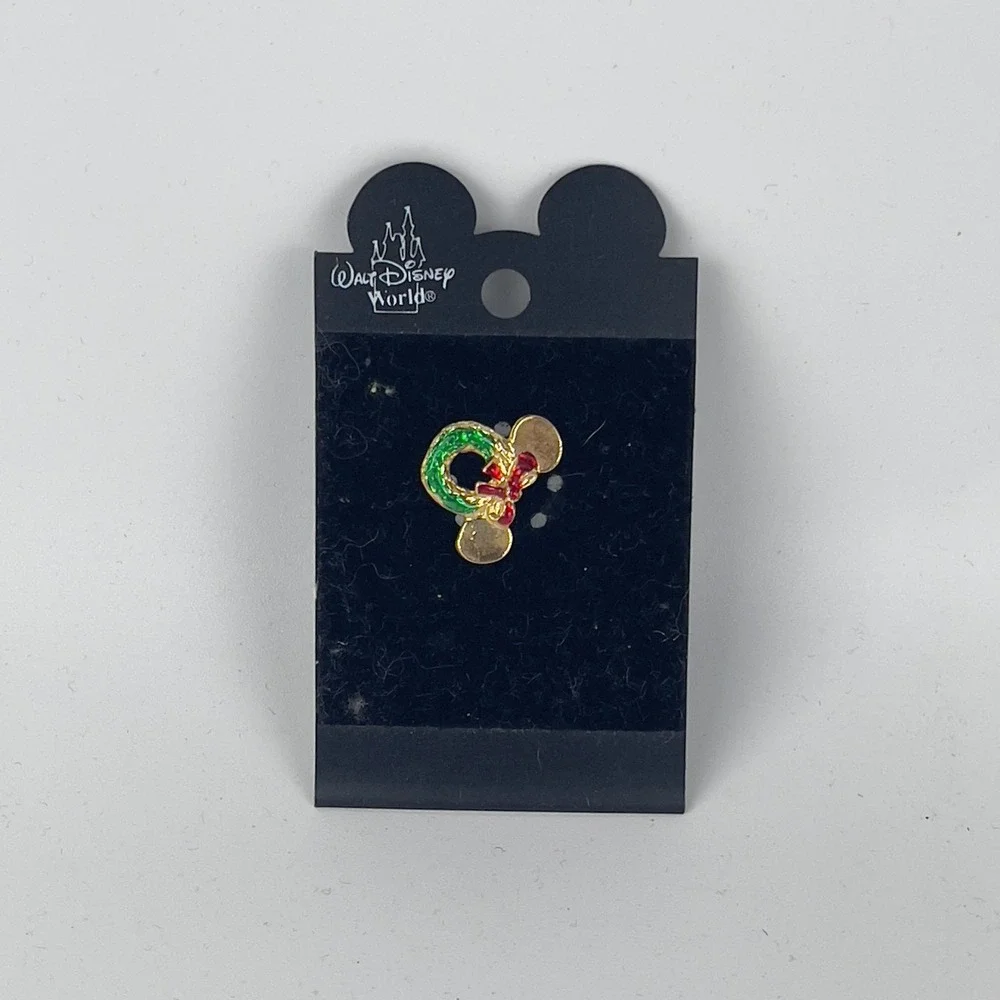 Disney World Mickey Mouse Christmas Wreath Pin Holiday Green Red Badge